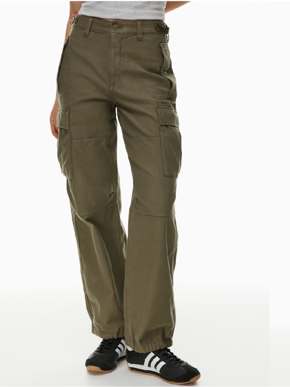 Aritzia TNA Supply Cargo Pant
Relaxed mid-rise adjustable cotton cargo Size 2